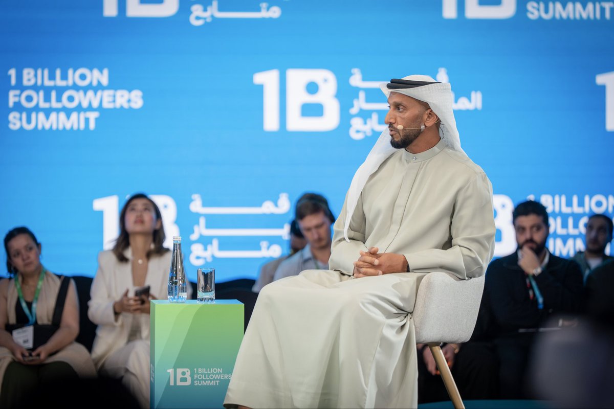 AMB_Alhamed's tweet photo. بينما يتسابق الكثيرون في مضامير بلاغة الكلام، اختارت الإمارات أن تسود ببلاغة الأثر.. ومن مدرسة قيادتنا تعلمنا أن الكلمة أمانة، وأن الصمت حين يكون رزانةً يصبح قوة، وأن المنجز هو اللغة التي يفهمها العالم دون ترجمة، هكذا نصيغ حكايتنا؛ بالتروي لا بالصخب، وبالفعل الذي يسبق القول.. سعدت اليوم بلقاء نخبة من صناع المحتوى خلال جلستنا بقمة المليار متابع، حيث ناقشنا "سردية الإمارات" التي لا تقتات على ردود الفعل، بل تجهض الزيف بالحقائق، وتستمد رصانتها من حكمة قيادتنا الرشيدة التي قدمت العقل على الانفعال وعلمتنا أن أبلغ رد على التحديات هو الواقع الذي نصنعه..  الإعلام اليوم هو خط الدفاع الأول عن وعينا الجمعي، وصناع المحتوى هم "حراس القيم" الذين يحملون أخلاق زايد في الفضاء الرقمي والذين لا ينجرون خلف السجالات العبثية، بل يصدرون لغة المستقبل، ويحمون واقعنا بسردية بديلة أكثر صدقاً ورصانة، الثقة سلاحهم، والموثوقية بوصلتهم.. ورسالتي لشباب الوطن: أنتم سفراؤنا الرقميون كل حرف تنشرونه هو لبنة في جدار سمعة الوطن، لنستمر في رواية قصة الإمارات بلغة الأمل والمنجز، ولنكن دوماً منارة للإلهام وجسراً للحقيقة.