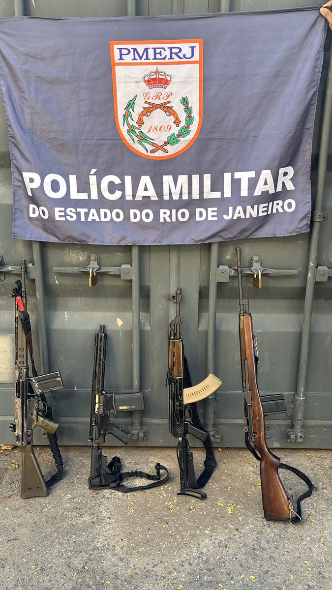Ação de monitoramento e inteligência do 1BPM resultou na apreensão de 04  fuzis, na comunidade do Morro do Castro, em São Gonçalo, neste sábado (10/01). Quatro suspeitos foram detidos.

Ocorrência em andamento.