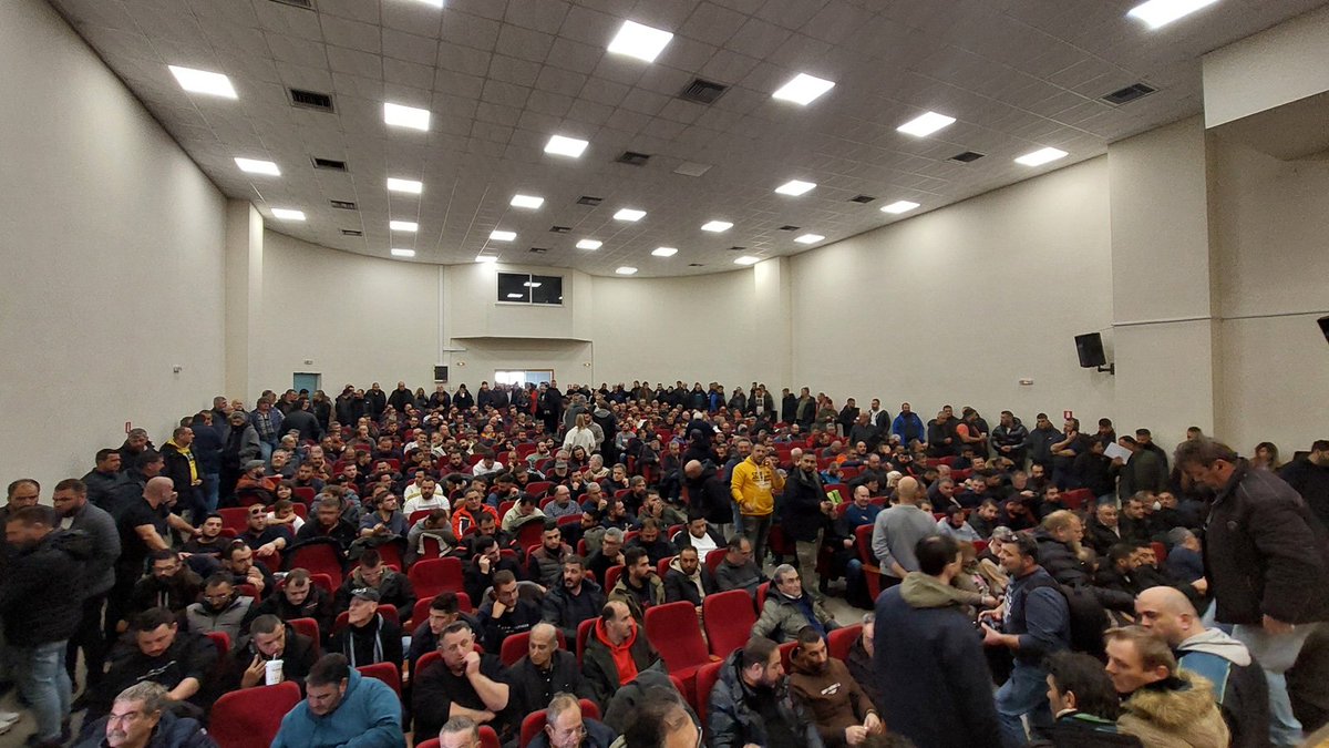 📌Σε μαχητικό κλίμα με την συμμετοχή εκατοντάδων εκπροσώπων από 57 μπλόκα όλης της χώρας ολοκληρώθηκε η μεγάλη Πανελλαδική Σύσκεψη των μπλόκων που έγινε στη Νίκαια της Λάρισας.
✊Με όπλο τον συντονισμό και την ενότητα που έχουν κατακτήσει αποφάσισαν να προσέλθουν στην συνάντηση