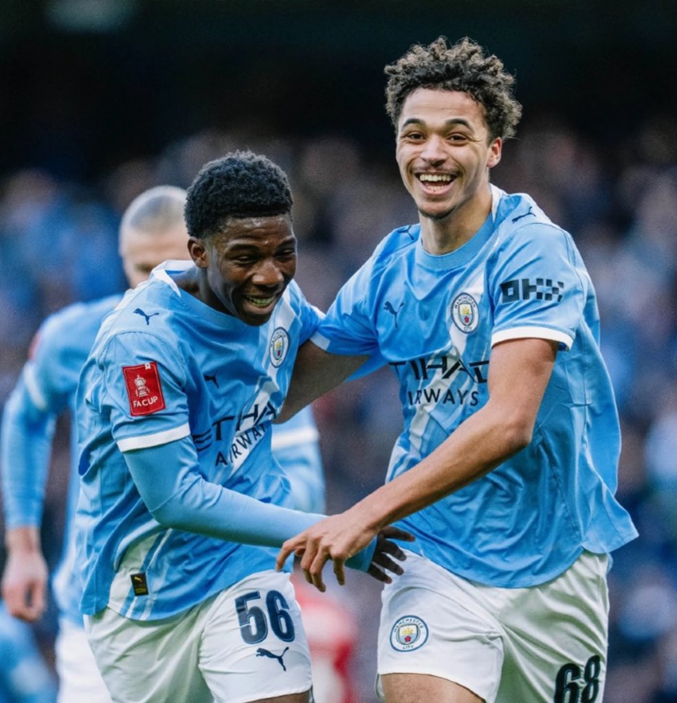 FabrizioRomano's tweet image. Max Alleyne. 📈⭐️

◉ January 1st: Max Alleyne starts for Watford as he’s flying on loan under Javi Gracia, doing excellent 🐝

◉ January 5th: Exclusive news broken as Manchester City 𝐫𝐞𝐜𝐚𝐥𝐥𝐬 Max Alleyne back into their team following Ruben Dias’ injury 🔙

◉ January…