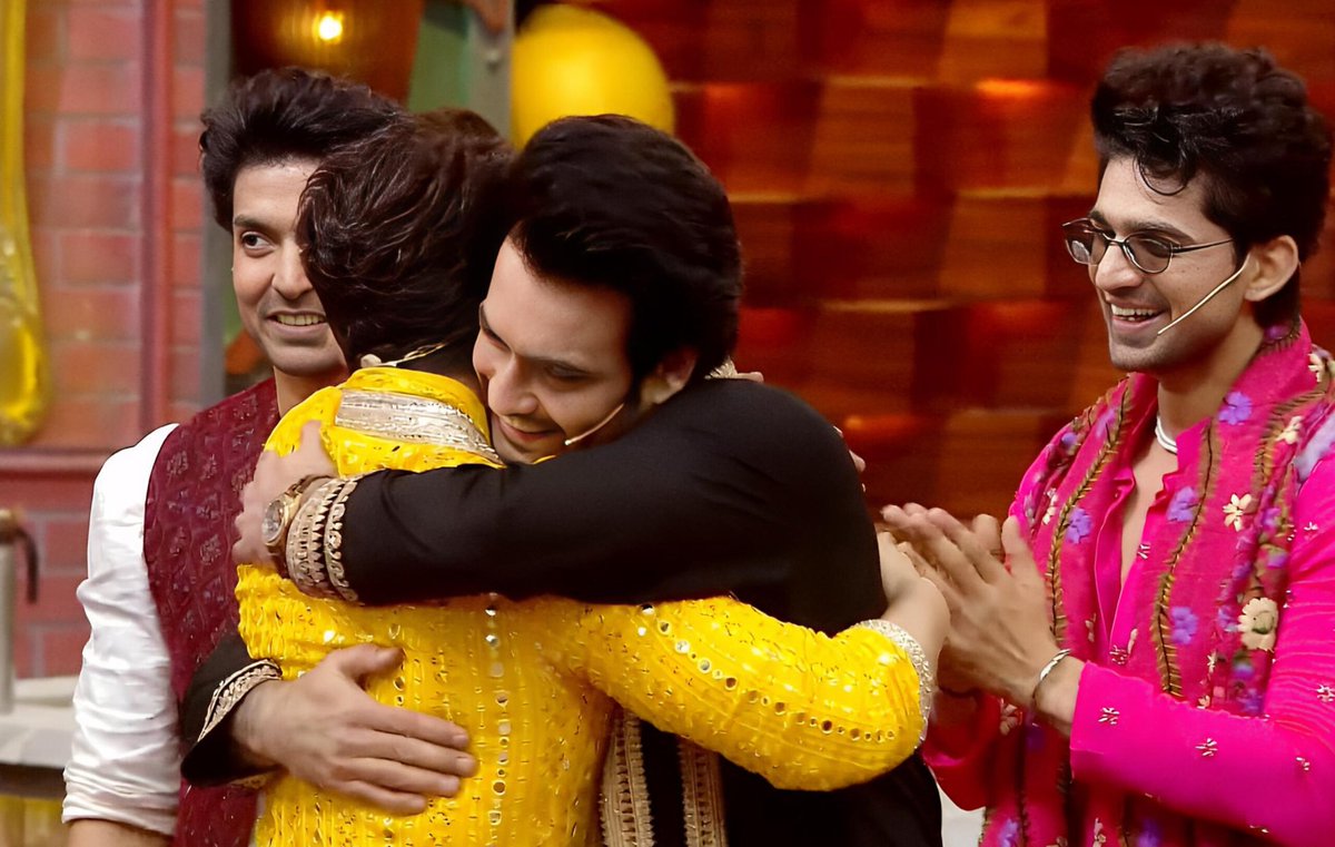 #VivianDsena welcomed #ArjunBijlani with warm hug on #LaughterChefs3 😍❤

#VDians #LaughterChefs