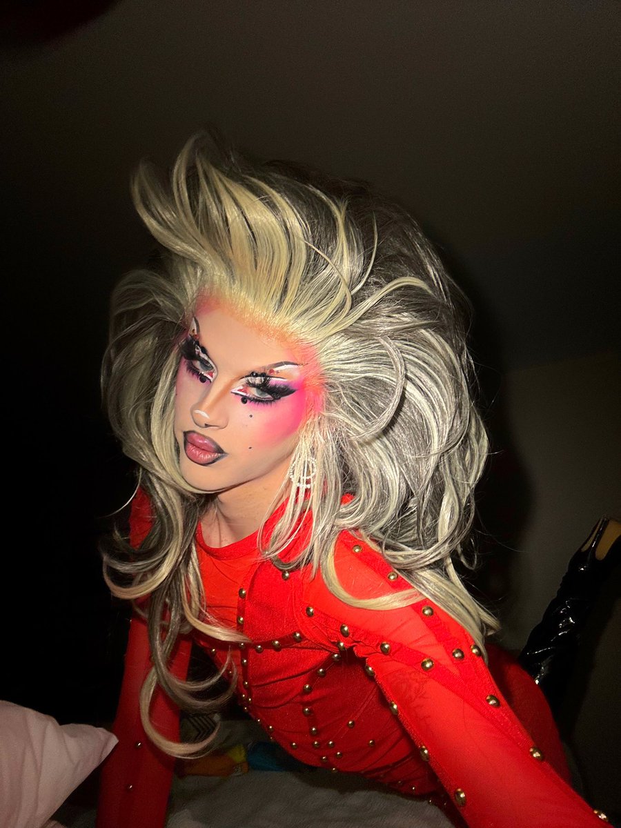 lydiabkollins's tweet image. three witches stand before me