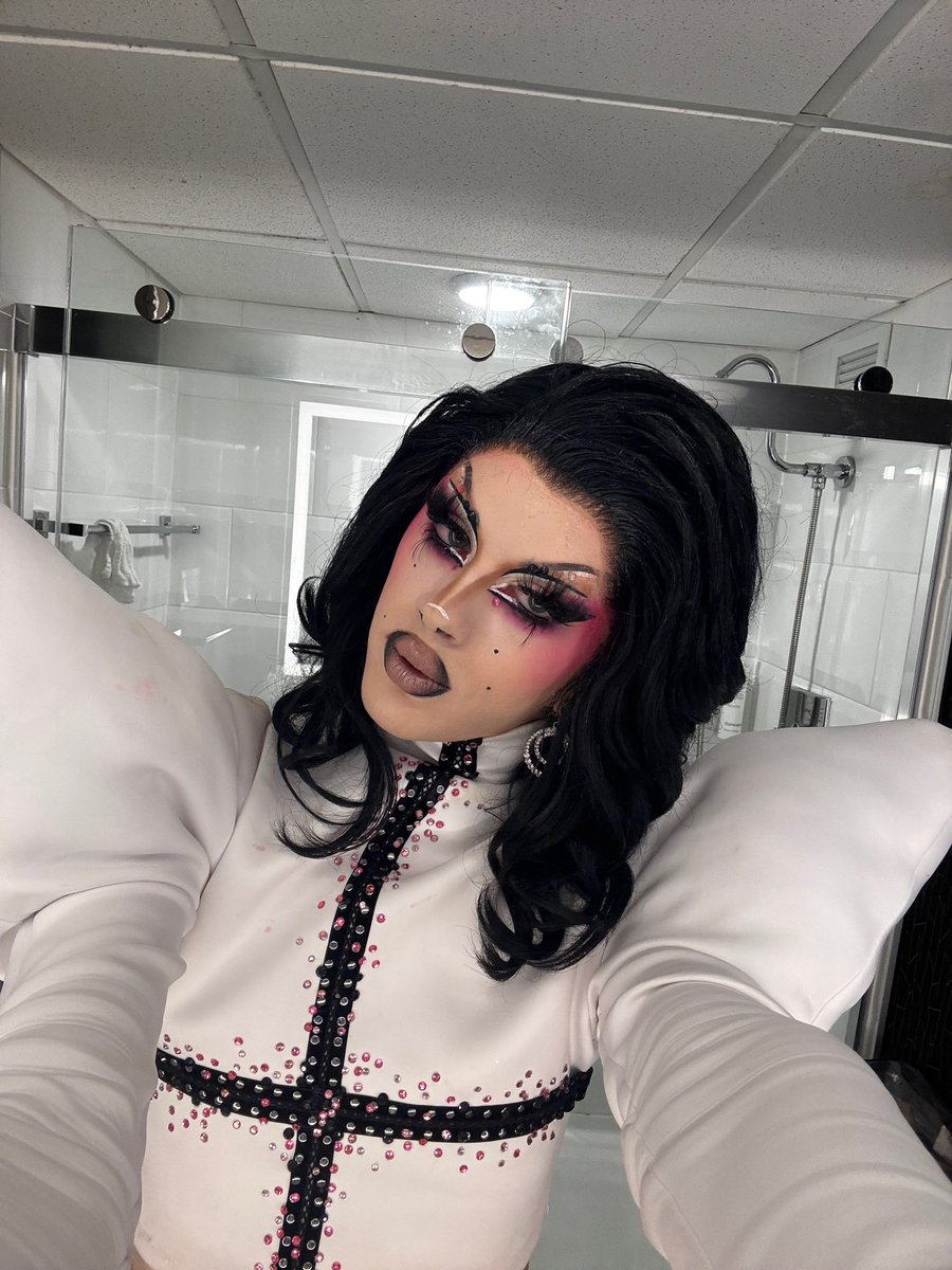 lydiabkollins's tweet image. three witches stand before me