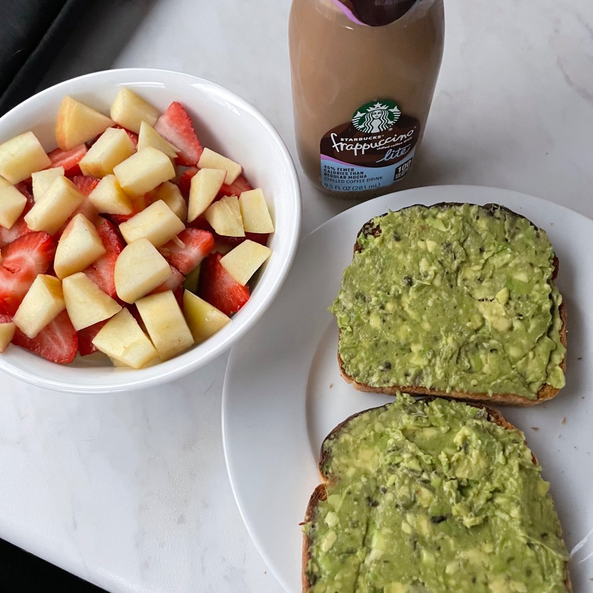 pibblekibble's tweet image. Breakfast &amp;lt;3

Sliced kiwis, bananas, strawberries, apples, &amp;amp; avocado toast with a coffeee