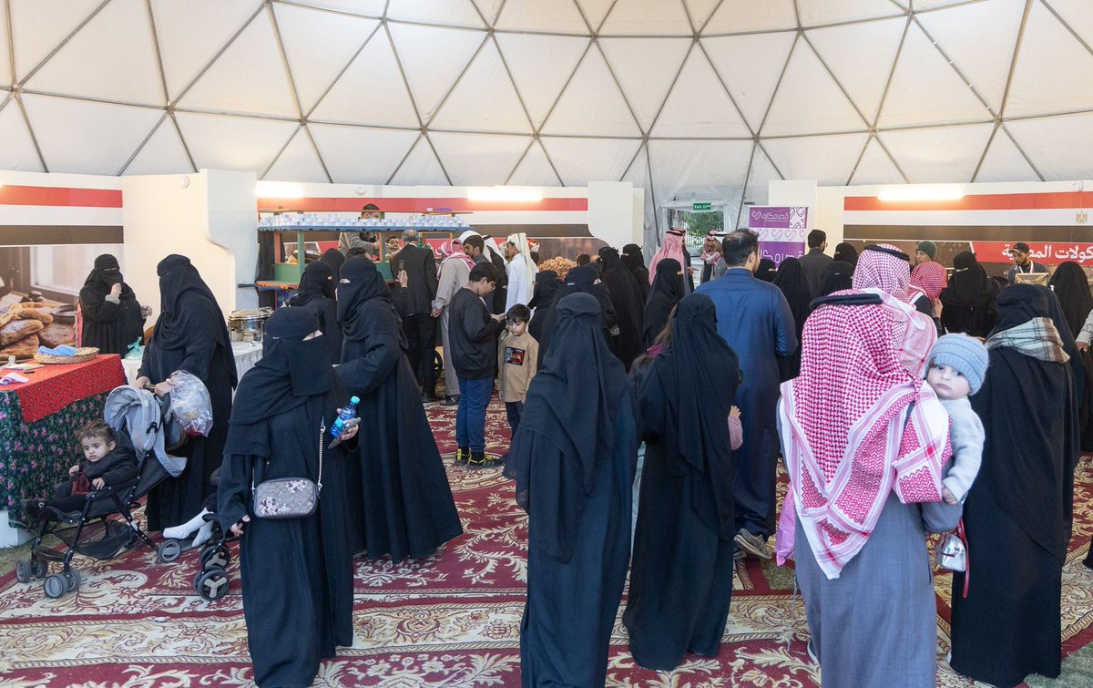 حضور عربي l

خيمة #مصر المشاركة في فعاليات مهرجان #كليجا_بريدة 17 تشهد تواجدًا وحضورًا كبيرًا من قبل الزوار، الذين يطلعون على الأعمال والأشغال اليدوية المحلية، والأكلات والمنتجات الغذائية الشعبية، وعروض الفلكلور المصري الاستعراضي.