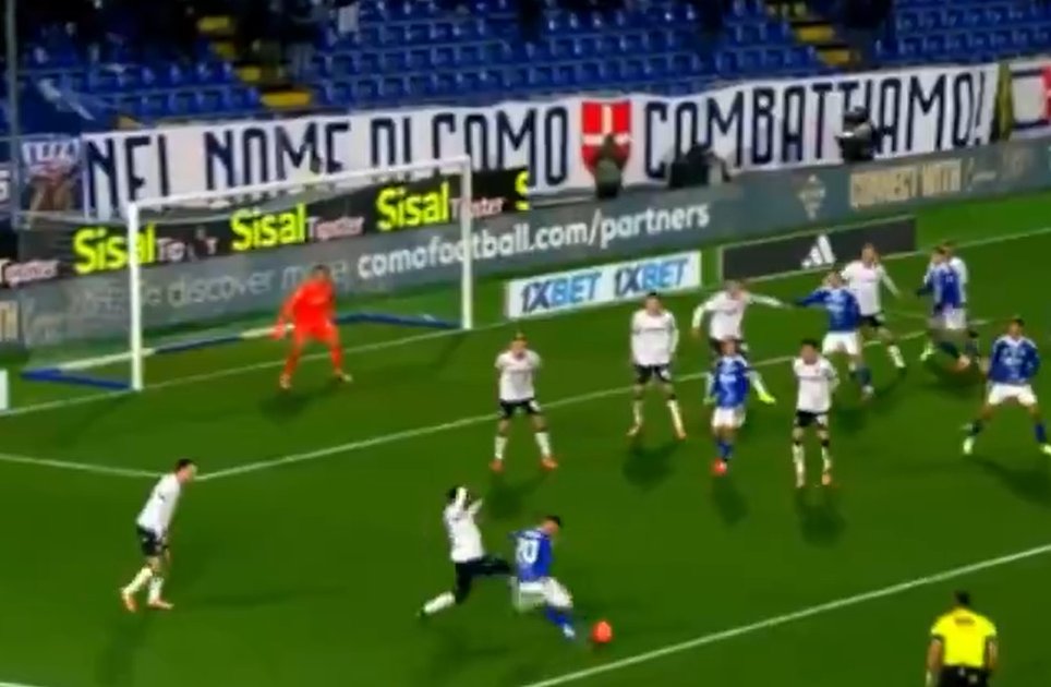 besoccer_ES's tweet image. 😵 El gol que ha metido Baturina para que el Como le empate al Bologna, que estaba con uno menos, en el 94'