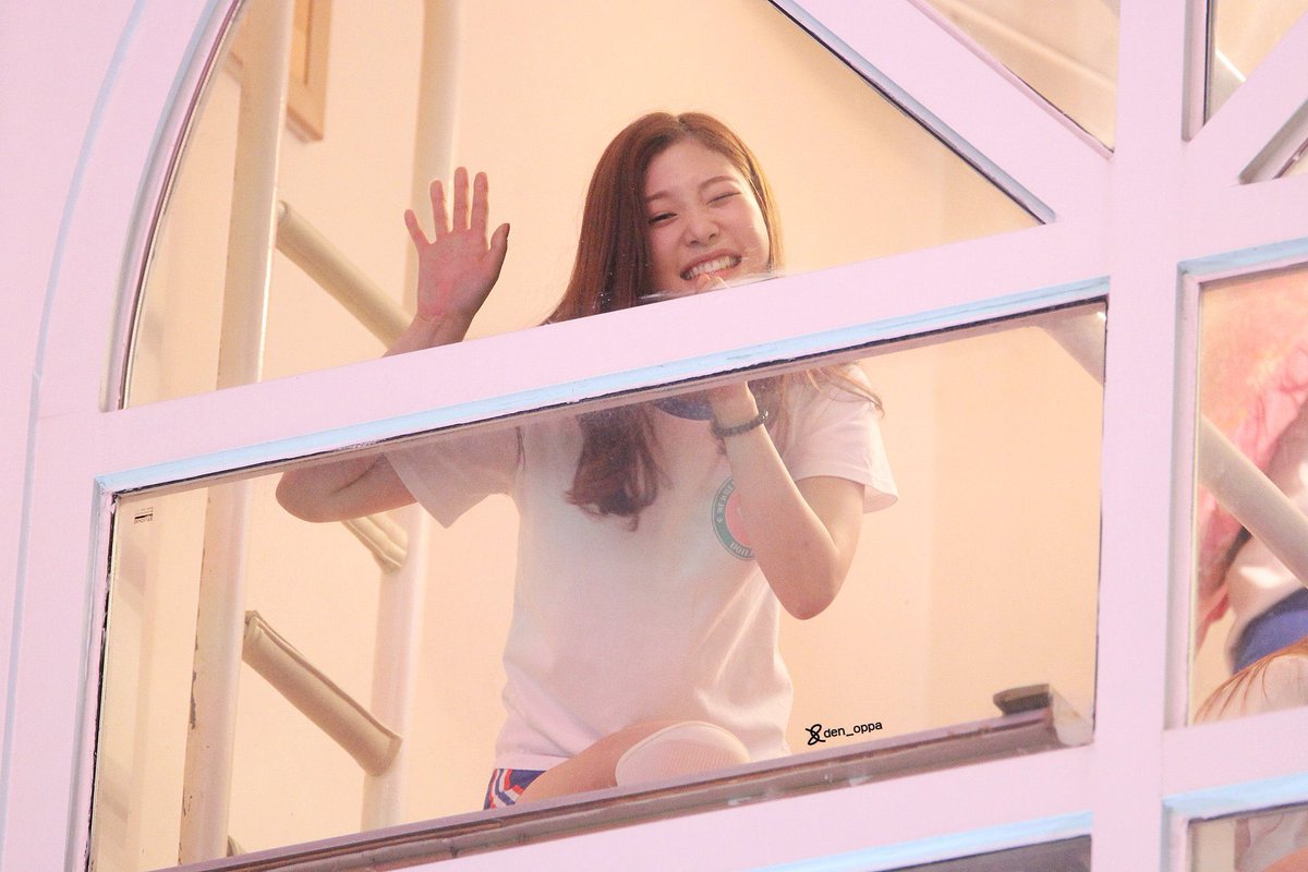 아이돌정채연 지금보면 첫사랑이고나발이고 그냥너무애기라서 뽀뽀백번해주거싶음