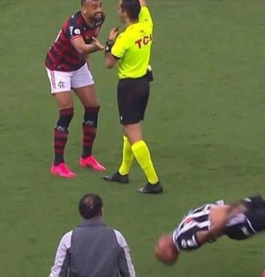 RaiqueTavares's tweet image. O dia que o Deyverson foi possuído pelo diabo e o Fabrício Bruno foi desesperado contar pro juiz