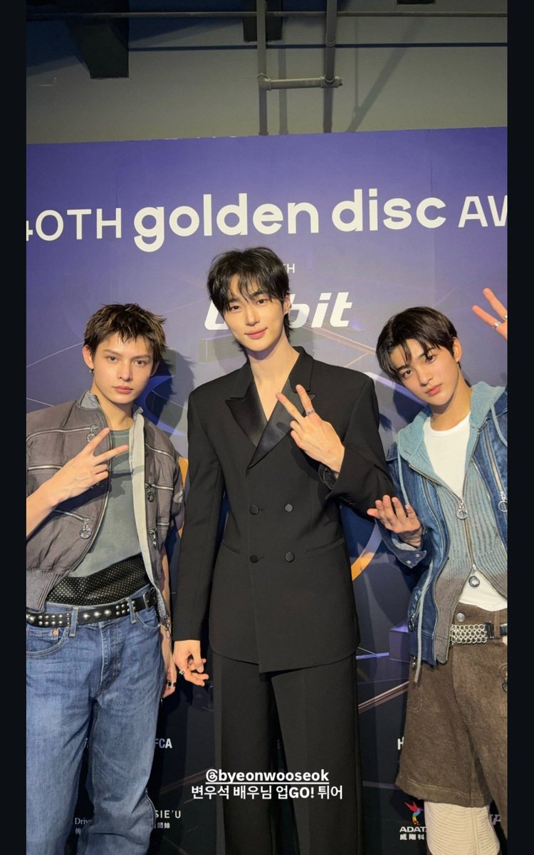 Keonho and James went backstage to take a picture with Byeon Wooseok, Hsu Kuang-han and Jolin?!😭