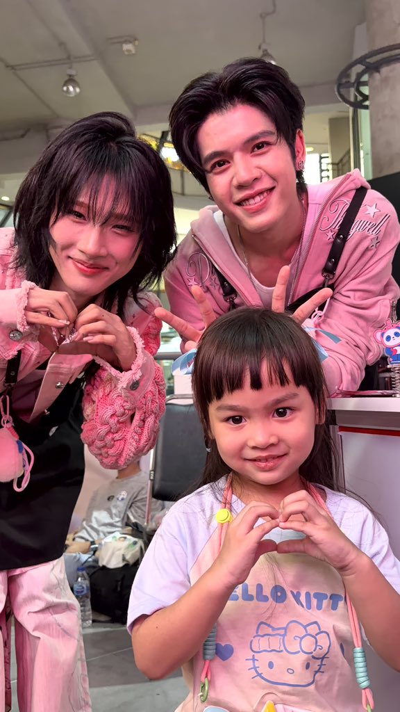 LittleAnllys's tweet photo. #ChaPandaXDORNYETAO
#DORN #佑泷 #DornKhumraj 
#NexT1DE_DORN #NexT1DE

DORNTAO 1 DAY MANAGER  

ภาพที่ 2 ต่อจากพี่ชาย….

ในมือถือกระต่ายเดินช้าๆเข้าไปหา แม่ก็เกรงใจพี่ๆด้านหลัง เย่เทาก็ยิ้มและมอง (น่ารักมาก) เฮียทำหูกระต่ายรอ แม่เลยบอกว่าเฮียทำหูกระต่ายรอแล้ว อัลลี่น้อยยื่นกระต่ายให้แม่ แล้วบอกว่า….จะทำหัวใจ ตอนแรกเย่เทาชูสองนิ้ว แล้วก็เปลี่ยนมาทำหัวใจตาม

น่ารัก ละมุน จนใจเจ็บ ทั้งเย่เทาและเฮียเลย 

ขอบคุณเย่เทาและเฮียดรณ์อีกครั้งในความเอ็นดู Ohna ตัวน้อย
