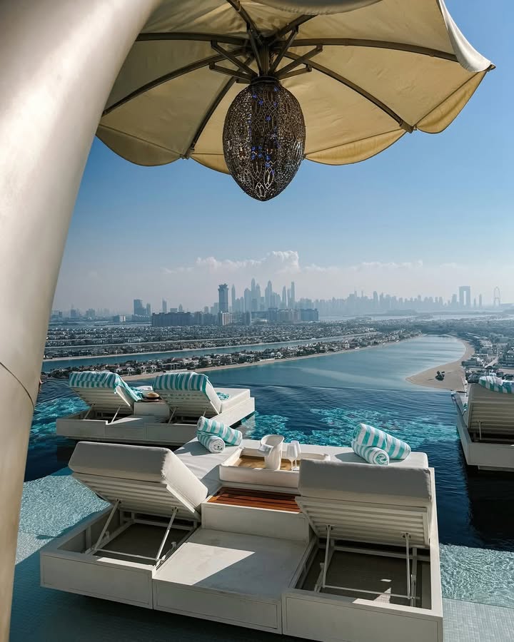 Ein Infinitiy- Pool über Dubai. 🩵💙

Mit einem Ausblick über die Skyline &amp; die Palm Jumeirah.

Dieser Ort gehört auf Deine Bucket-List 2026. 📋

📍Atlantis The Royal -  Cloud22

📸 IG/vanalany

#VisitDubai