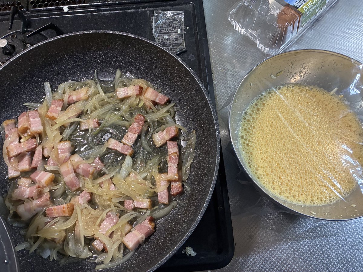 orb20man's tweet image. 朝ごはん用にカルボナーラ
パスタを茹でたらフライパンの熱々ベーコンと混ぜる、火を止めてチーズ入りの卵を投入して余熱で絡めてチーズ溶かして完成👍
て伝えれば家の人でもできるな