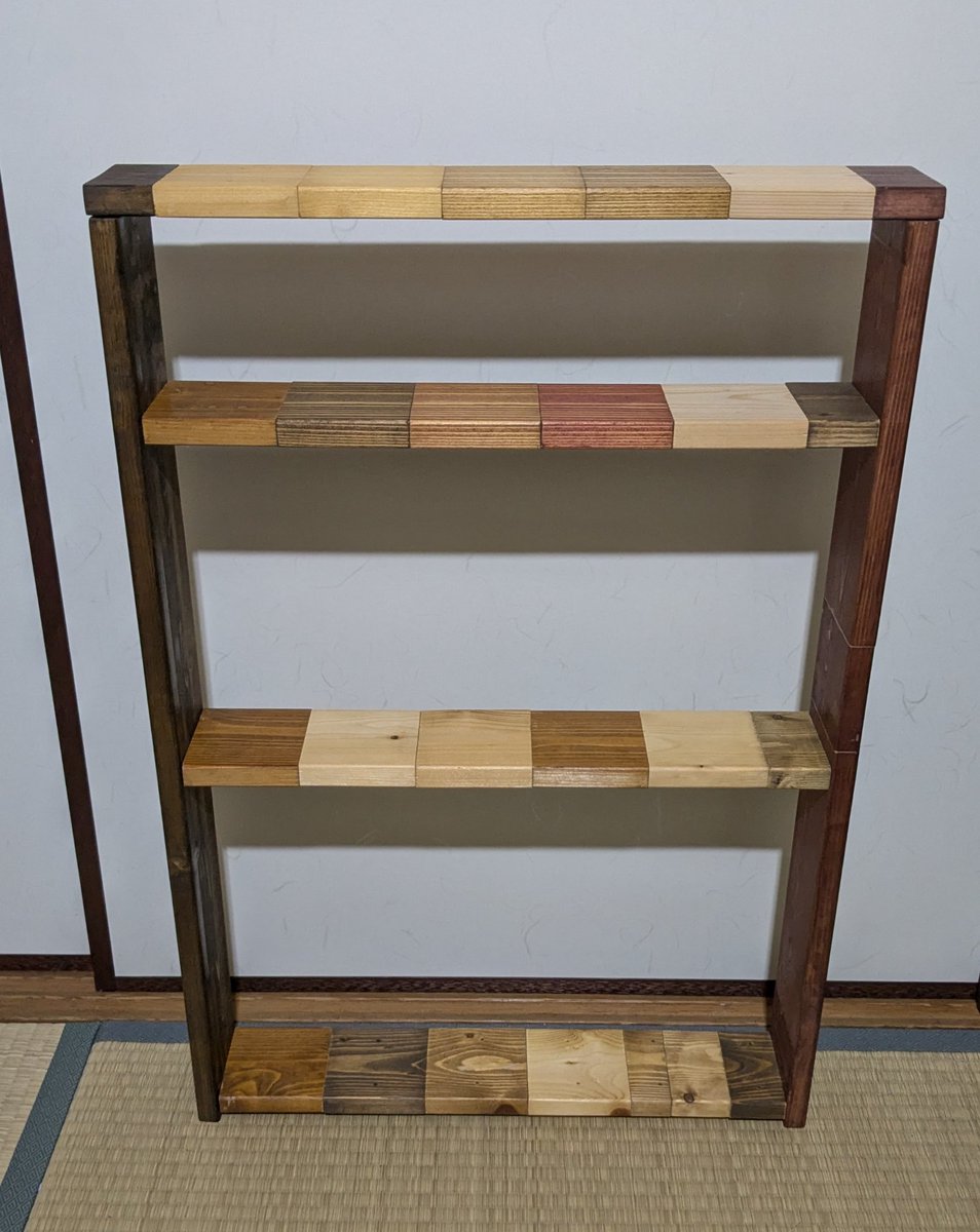 以前ワトコオイル等のオイルフィニッシュの色見本を作ったが、色見本用だけでは邪魔なので他の端材と組み合わせてトイレの空きスペース用のラックを構想、かなり時間はかかったがようやくできた

木片の結合はダボ継ぎ、組立は当初木ネジの予定だったが試行錯誤の末こちらもダボ継ぎで完成