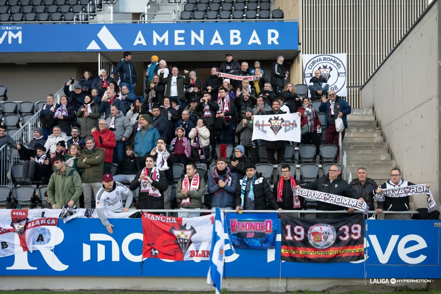 GradaBpro's tweet photo. 📌 A 693 km de casa, la afición del @AlbaceteBPSAD presente en el Estadio Zubieta. https://t.co/PN8lFK8UFb