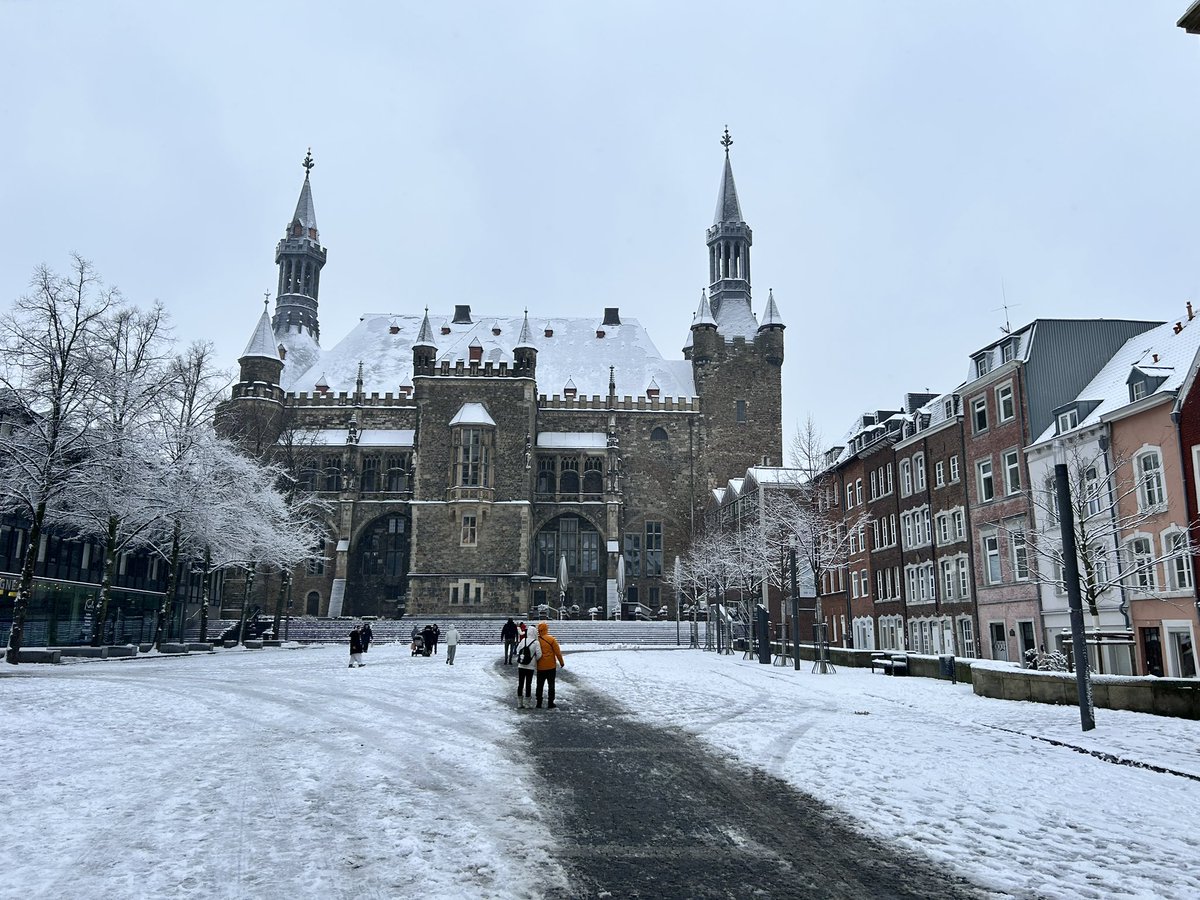 HistorianBlood's tweet image. #Aachen - the snow is back and it’s very cold!!