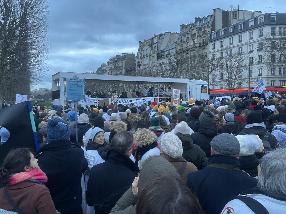 FMFofficiel's tweet photo. Arrivée du cortège aux Invalides. 

#Manifestation #MédecineLibérale #LaissezNousSoigner #MédecinsLibéraux #Grève https://t.co/Ey60XY0wJ6