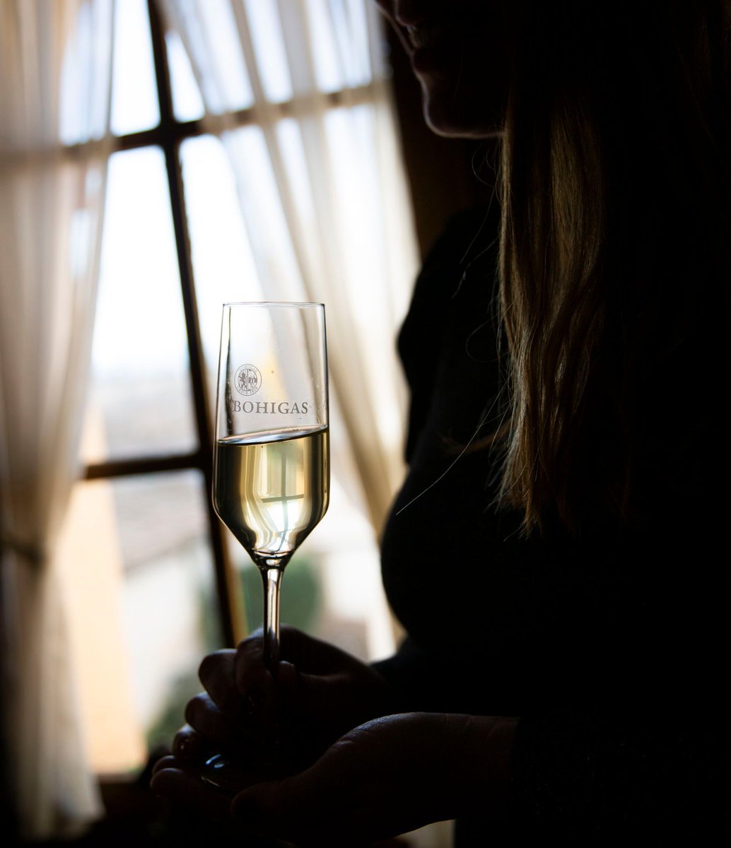 CavesBohigas's tweet photo. Llum entrant per la finestra, una copa a la mà i un moment de calma. No és cap gran celebració, ja han passat les festes de Nadal, és simplement aturar-se. 🥂 

#cavesbohigas #bohigas #bohigascava #relax #pau #calma https://t.co/wKnZxfwK83
