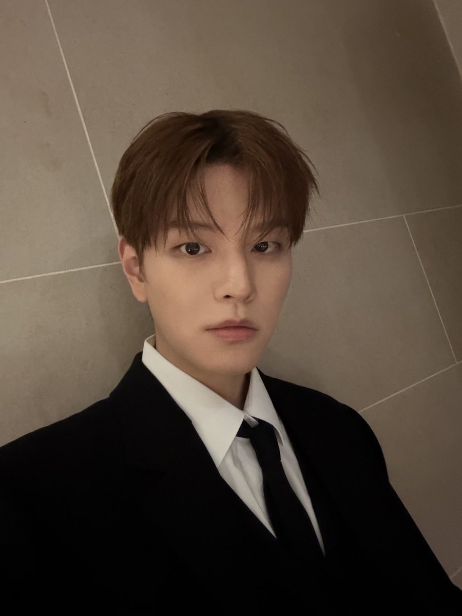 SEUNGM1NE's tweet image. SUIT SEUNGMIN SELCA😭🤍