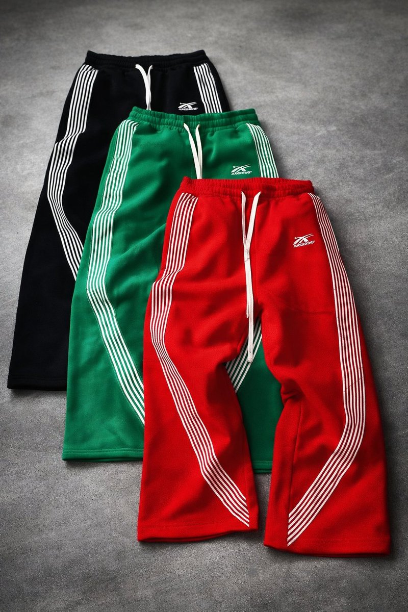 URBNByTimo's tweet photo. Bequem unterwegs – Alltag, Reise oder Freizeit 👖✈️
Herren Jogginghose: Komfort &amp; Style ✔ Angenehmer Fit ✔ Moderner Look
👉 Jetzt shoppen  🔥

#menswear #jogginghose #casualstyle #fashiondeals #onlineshopping #streetwear #athleisure #mensfashion #loungewear #germanyfashion https://t.co/KJ9dupv1Dm