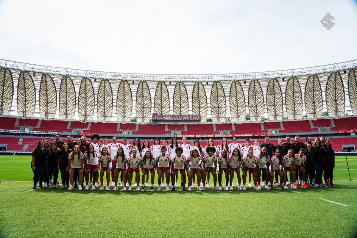 Grupo das Gurias Coloradas para a temporada! 
Caty, Darlene, Sole James (atacantes) e Kelly (goleira) ainda não foram anunciadas, mas estão na foto!