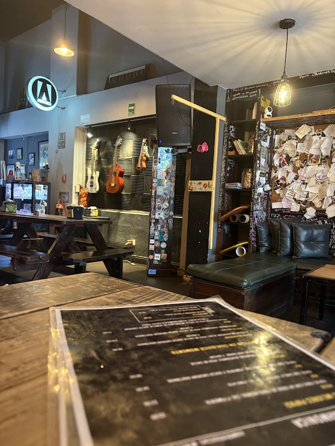 panamabeyond's tweet image. Dando una vuelta por mi área vía Argentina, este barcito Armónica es muy colorido y con muy buena música, #RockandRoll, esa área es buena para hacer #barhopping. 
#panamabeyond