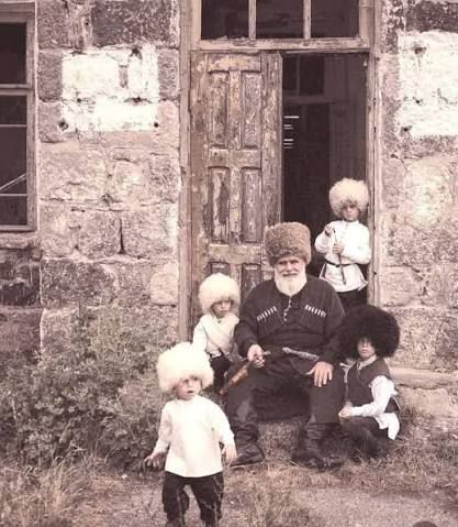 ÇERKESLERDE BABALAR OĞULLARINI NEDEN “SEVMEZDİ”?

1️⃣
Çerkeslerde baba–oğul ilişkisi çoğu zaman “sevgi yokluğu” gibi anlatılır.
Oysa mesele sevginin olmaması değil, nasıl gösterildiği meselesidir.
Bu mesafeye dair hikâyeleri hepimiz duyduk, bazılarımız yaşadı.