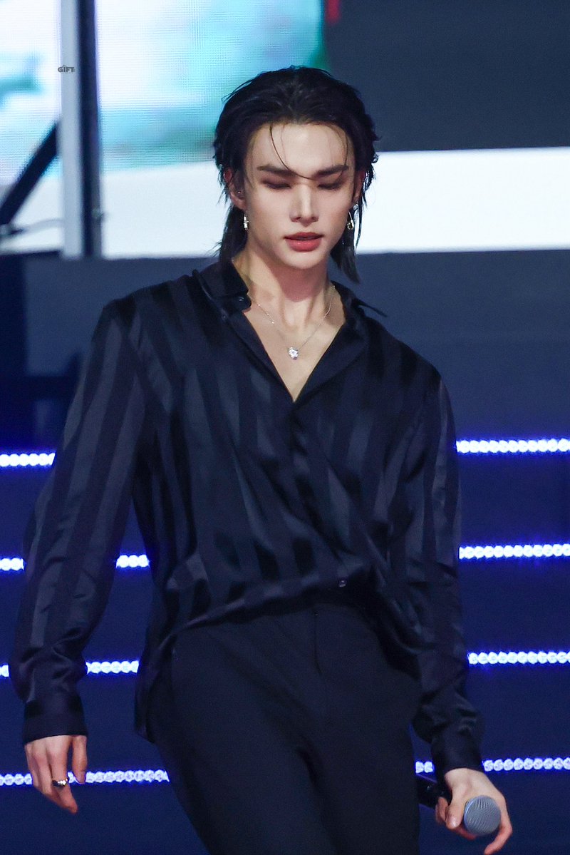 hyunjinpost's tweet image. insane