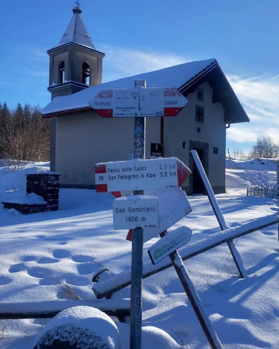 L’Oratorio di San Geminiano ai Prati di Piandelagotti: uno di quei luoghi del nostro meraviglioso Appennino che, a prima vista, sanno raccontare secoli di storia e tradizione ⛪️😍

In questa foto magicamente avvolto dall'ultima neve!

Grazie a Francesca Bandieri per la foto