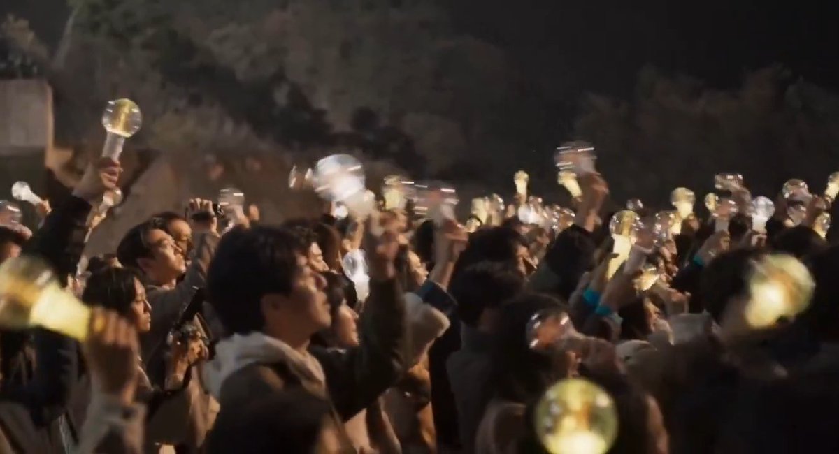 hoonsequence's tweet image. So tonight’s episode mirrors sk's december 2024 martial law. Many korean viewers think the idol related case this season leads to this ep as a gratitude to idol fans who joined the impeachment protests with their lightsticks. A beautiful ending🥲 #TaxiDriver3 #TaxiDriver3Ep16