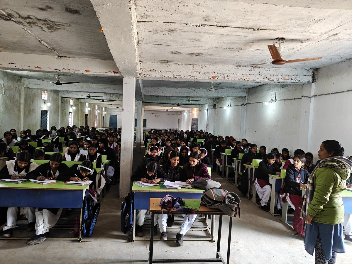 CCgpvs's tweet image. बाल अधिकारों के संरक्षण हेतु जागरूकता- कन्या विद्यालय और पिपराही गाँव में ग्रामीणों में छात्राओं को बाल विवाह, बाल श्रम, बाल तस्करी एवं बाल यौन शोषण जैसे गंभीर विषयों पर जानकारी दी गई तथा उनसे इन कुरीतियों के विरुद्ध शपथ पत्र भरवाया गया। 
@JustRightsfound