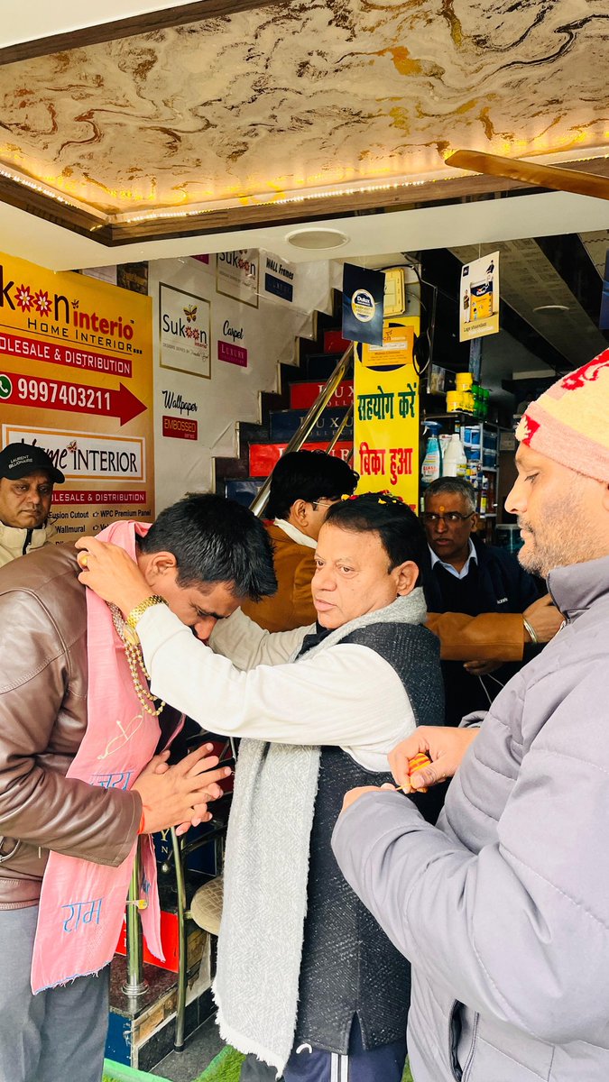 AnkushTomar07's tweet photo. अपनी जड़ों को कभी मत भूलना,क्योंकि वही आपको ज़मीन से जोड़े रखती हैं ,ऊँचाइयों तक ज़रूर पहुँचना,लेकिन सिर झुका कर ,अहंकार नहीं, आत्मविश्वास के साथ,आप जैसे हो, वैसे ही रहो,क्योंकि असली ताक़त दिखावे में नहीं,
अपने मूल्यों पर अडिग रहने में होती है 🙏🏻 https://t.co/lXlcrfEQc6
