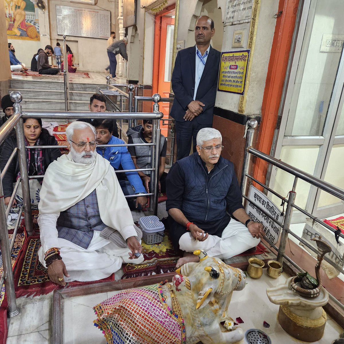gssjodhpur's tweet photo. यह गुजरात के जगप्रसिद्ध सोमनाथ मंदिर पर हुए पहले आक्रमण का हज़ारवाँ वर्ष है और जन-मन की भावना को समझने वाले हमारे प्रिय प्रधानमंत्री श्री @narendramodi जी की सोच के अनुरूप हम अपनी आस्था और संस्कृति को शीश नवाते हुए “सोमनाथ स्वाभिमान पर्व–2026” मना रहे हैं।

कायरतापूर्ण हमलों और कठोर परीक्षाओं के बाद भी इतिहास का साक्षी यह महाशिवालय आज भी आकाश को स्पर्श करता हुआ अक्षुण्ण खड़ा है। यह उद्घोष करता है कि भारत की आस्था शाश्वत है, और उसी आस्था की ऊर्जा से हमारी संस्कृति अविनाशी बनी हुई है।

सोमनाथ मंदिर केवल एक तीर्थ नहीं, बल्कि हमारे स्वाभिमान, आत्मबल और सनातन चेतना का अमिट प्रतीक है। 

अस्मिता की नवचेतना से जागृत नए भारत के अनगिनत शिव मंदिरों में आज ओंकार जाप किया गया।मुझे भी जोधपुर स्थित जूना खेड़ापति मंदिर में पवित्र शिवलिंग के समक्ष ध्यान एवं ओंकार मंत्र उच्चारण करने का सौभाग्य प्राप्त हुआ।

शिव की कृपा से ही हमारी संस्कृति निर्विकार, अडिग और कालातीत है।

हर हर महादेव!

#SomnathSwabhimanParv