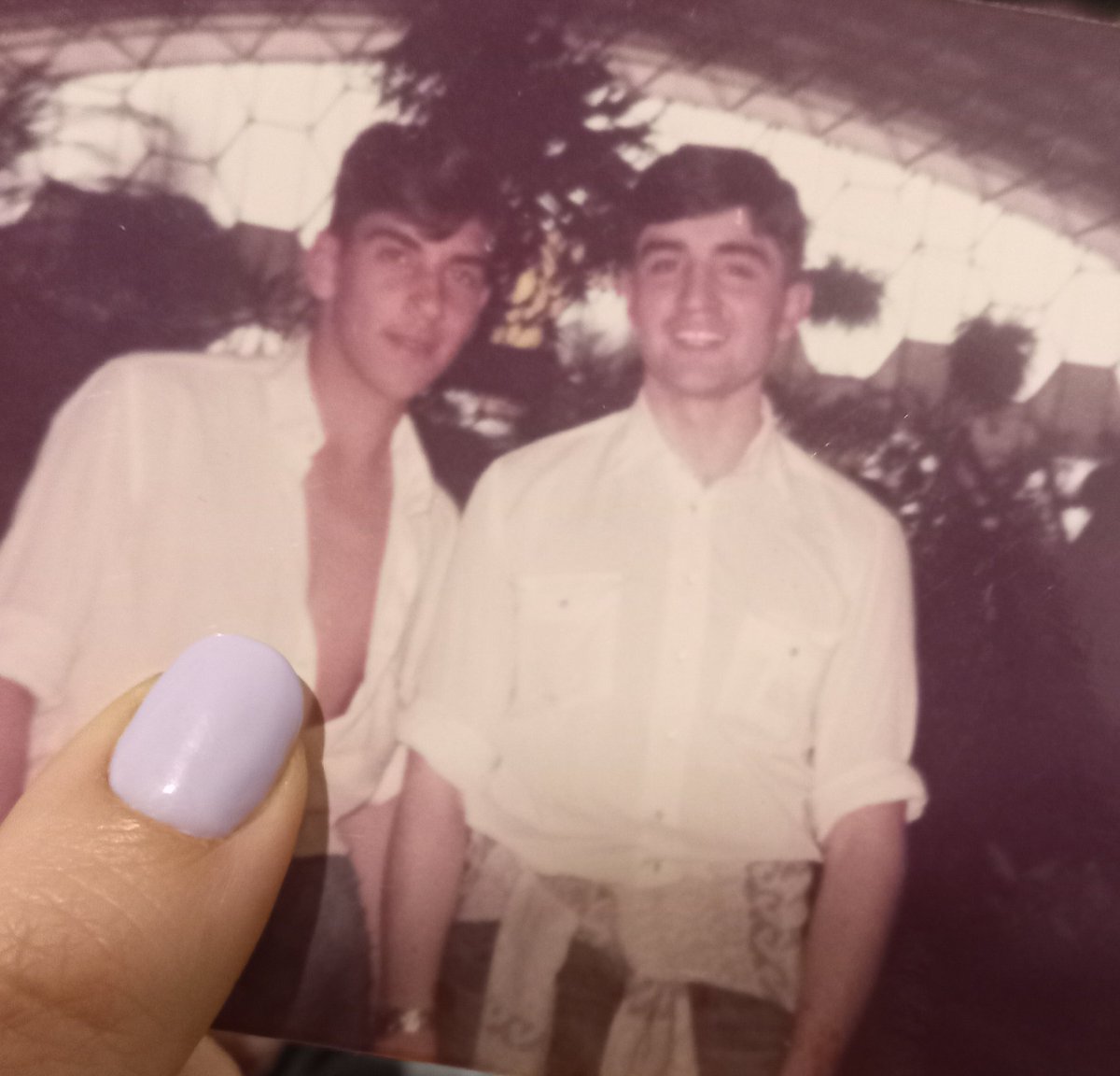 mi papá hace 30 años con un... amigo?