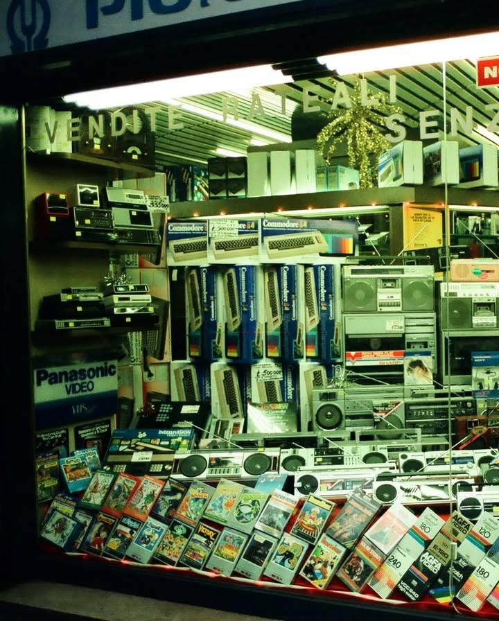 JudgeDrokk's tweet photo. Italy, 1980s. #C64 https://t.co/DNUjEZ74mB