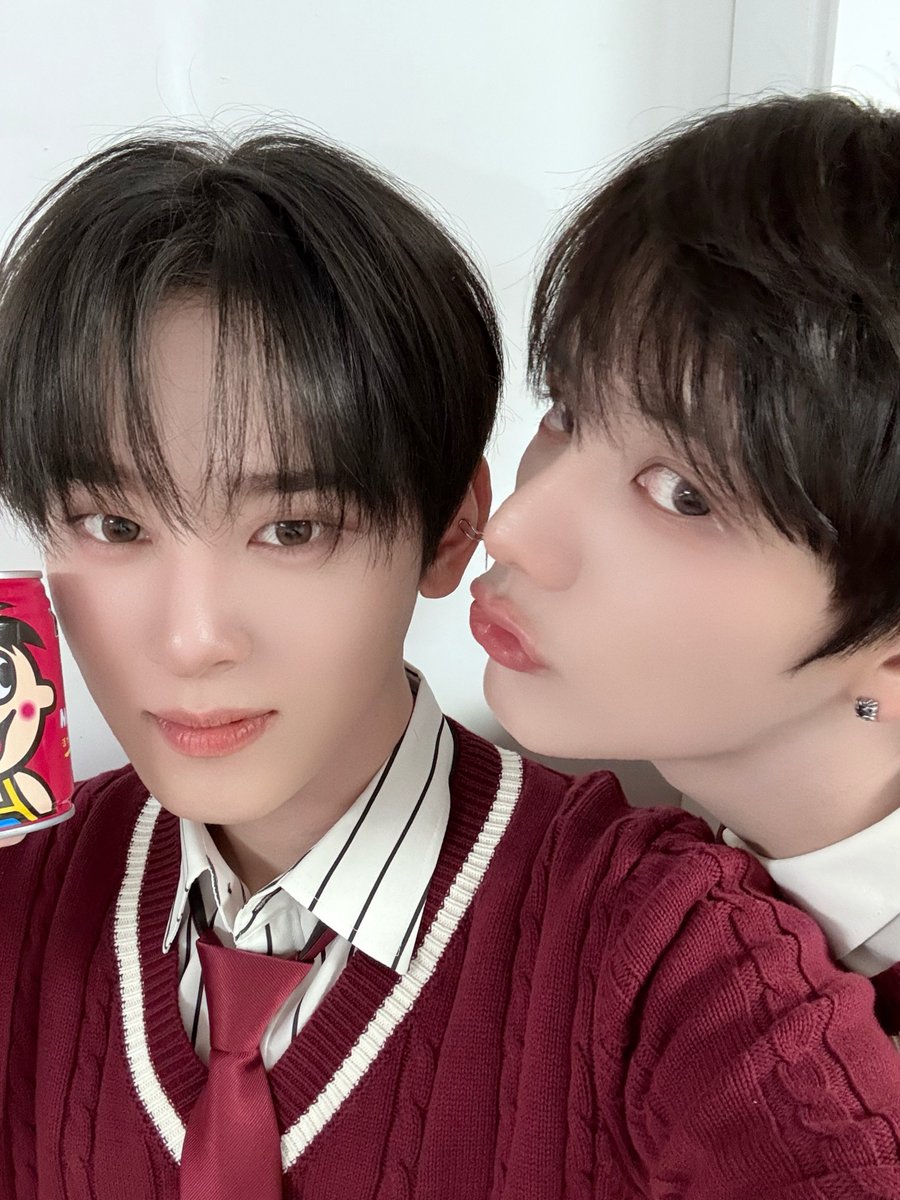 XODIAC_MEMBERS's tweet image. [#현식] 

생일 추카해 맥춘씽이~~~~🎉🎉🫶🏻🫶🏻🫶🏻 

#XODIAC #소디엑 #HYUNSIK #현식