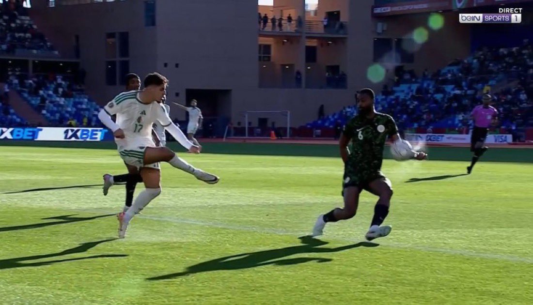 ImpactMediaFR's tweet image. 🇩🇿🇳🇬⚽️ Pas de penalty pour l’Algérie sur cette main du joueur nigérian, et la VAR n’a pas réagi. 🤯