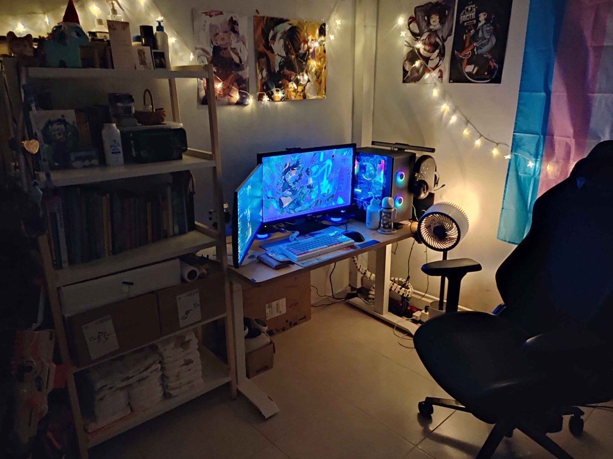 KettleDraws's tweet image. New year, new little space
Now featuring fairy lights to make the space extra comfy