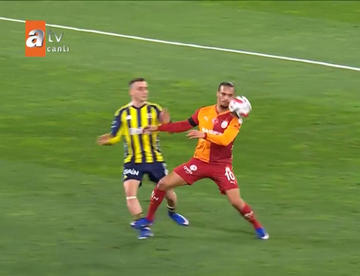 elfenerico's tweet photo. Halil Umut Meler bu pozisyonda sarı kartı olan Sane’ye kırmızı kart vermeyi bırakın faul dahi ver(e)medi.

Skandal hakem yönetimine rağmen hala 1-0 öndeyiz. 
Ama bu şartlarda bu maçı almak çok zor.

#FBvGS https://t.co/iWyMdJ8GZo
