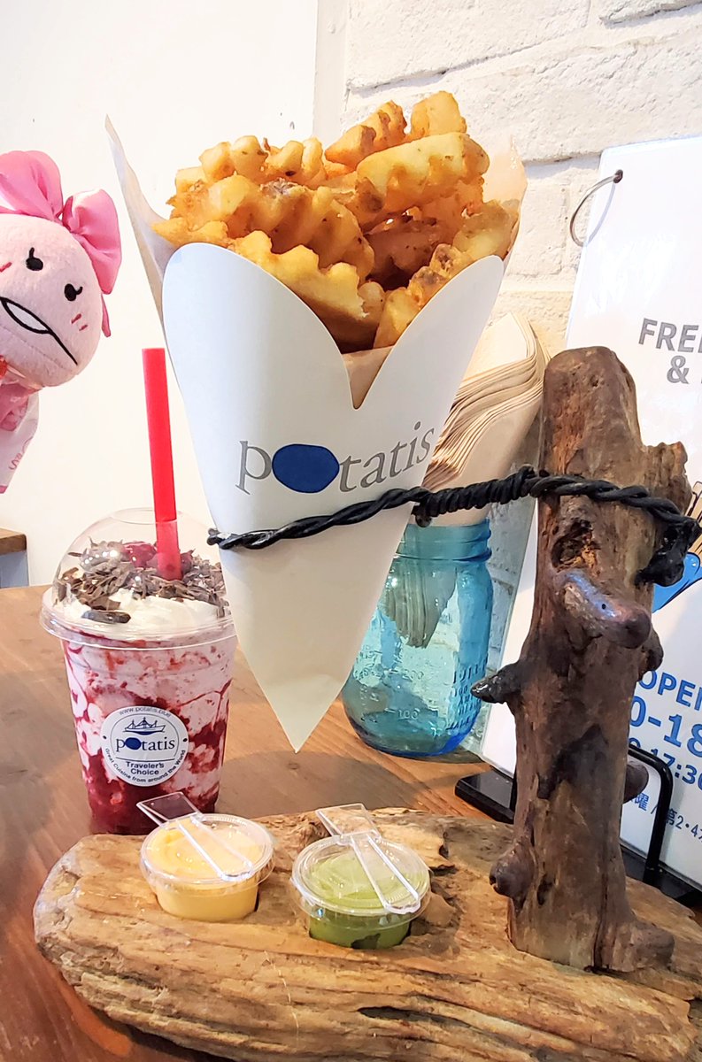 Momo_ANCHORnoli's tweet image. 今日は鎌倉からお芋食べたり初詣したりしながらゆるゆる宮ヶ瀬湖に向かったんだよ🎀(*ˊ̱˂˃ˋ̱*)
富士山が冴える晴天！梅も早くも咲いてた✾

#potatis
#平塚八幡宮