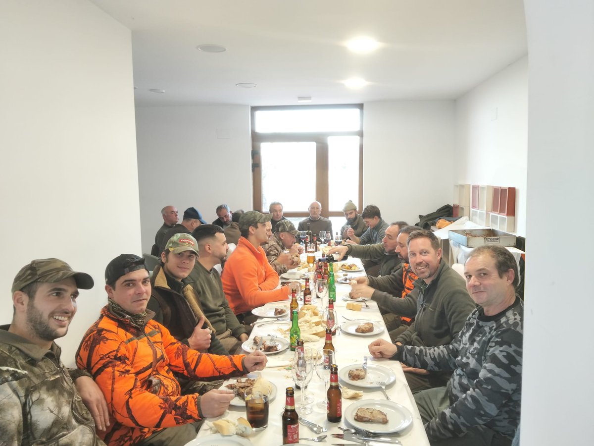 NavarredondaDLR's tweet photo. La asociación del coto de caza del pueblo celebra el fin de temporada.  Les felicitamos por el compañerismo y el buen ambiente de sus miembros. "Vivir en el pueblo es calidad de vida y los amigos son para toda la vida" https://t.co/x1PCQCPk9T