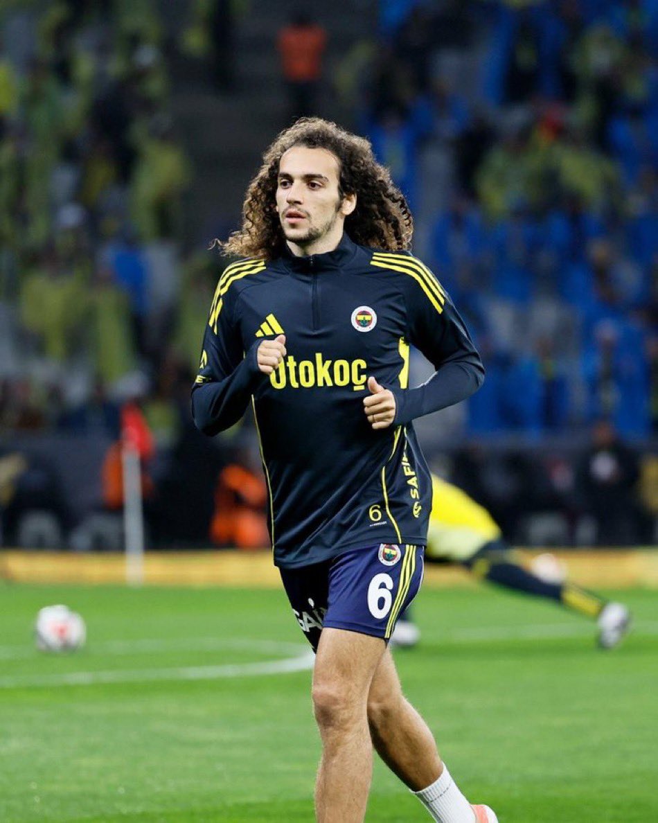 Adam dün uçaktan indi, bugün golünü attı. “Adaptasyon” denilen şeyin palavra olduğunu da kanıtladı. İyi oyuncu, adaptasyon sorunu yaşamaz. Futbol, dünyanın her yerinde aynı.