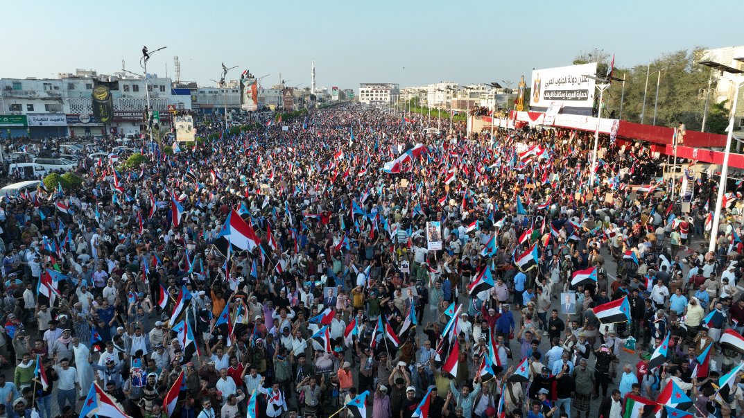PresenceWeb3's tweet photo. مليونية حاشدة تهز ساحة العروض بعدن.. شعب الجنوب يجدد تفويضه للرئيس الزُبيدي ويدعم المجلس الانتقالي والقوات المسلحة الجنوبية
#جنوبيون_ثابتون_على_ارضنا
#اعتقال_وفد_الانتقالي_بالسعوديه
#اعلان_دولة_الجنوب_العربي
#عدن_المستقلة #AIC https://t.co/JasSp8dZYE