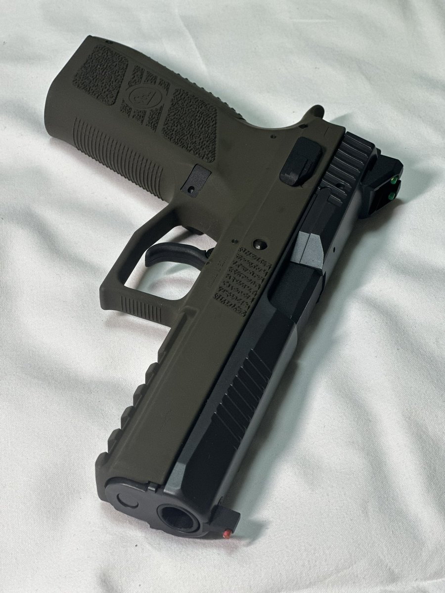 nekonabestation's tweet image. 地獄の残業
更に完成
残すは一丁

これはスライドの再販待ち
スライドが再販されたらマグウェルも頼まないと。

#CZ #P09