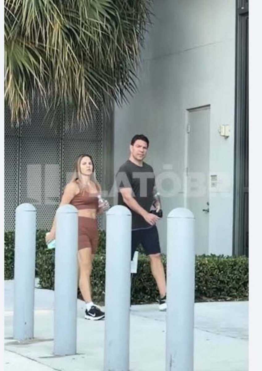 Essa senhora de marrom meteu um atestado médico no MP de Roraima de 60 dias, por estar doente.
Ou pune ela ou pune o médico FDP que deu esse migué!