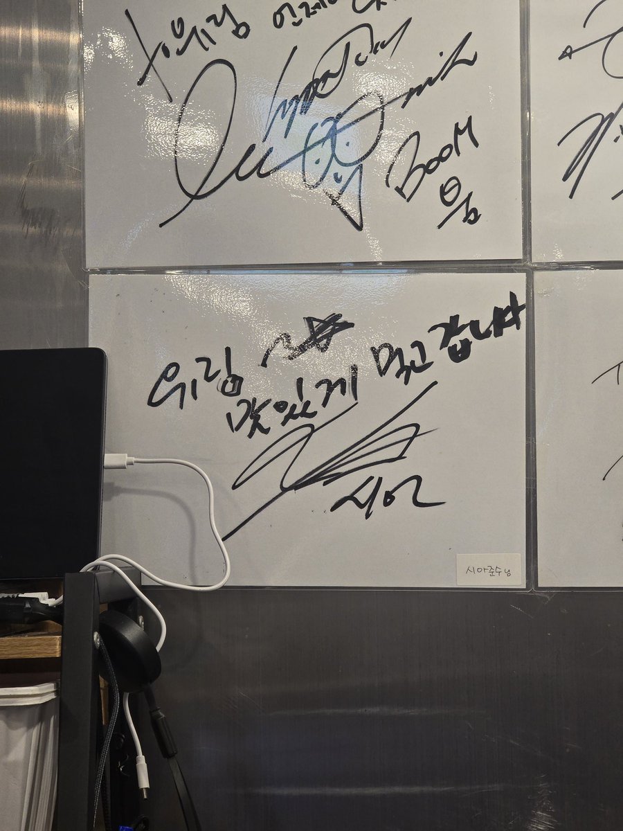 📍 유림

관극 가기 전 든든하게 배 채울 겸 시아민수 하러 가기!
확실히 토종닭이라 조각이 커서 배가 금방 차버린,,😮‍💨
보통맛/매운맛이 있는데 보통맛으로 해도 충분히 매콤달달하니 굳이 매운맛을 고르지 않아도 될 듯:)
사진에 없는 볶음밥도 먹었는데 그건 좀 많이 달았당,,👀