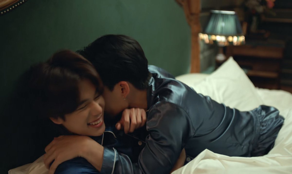 คุรธีร์epที่แล้วก็ว่าเสี่ยหื่นแล้วนะ หอมลูกพชดังฟอดสนั่นห้องน้ำ คว้าตัวเขาไปหอมแทบจะจมอก epนี้ มันไม่แค่หอม มันฟัดเลย จมูกบี้ๆแก้มลูกพีช คร่อมไปหอมจนตัวพีชจะจมหัวเตียงละ ทั้งepอะวันนี้ ยุสองคนพุดๆไรมันทำหน้าทำท่าจะหอมเขายุนั่น 555555555 #MeAndTheeSeriesEP9