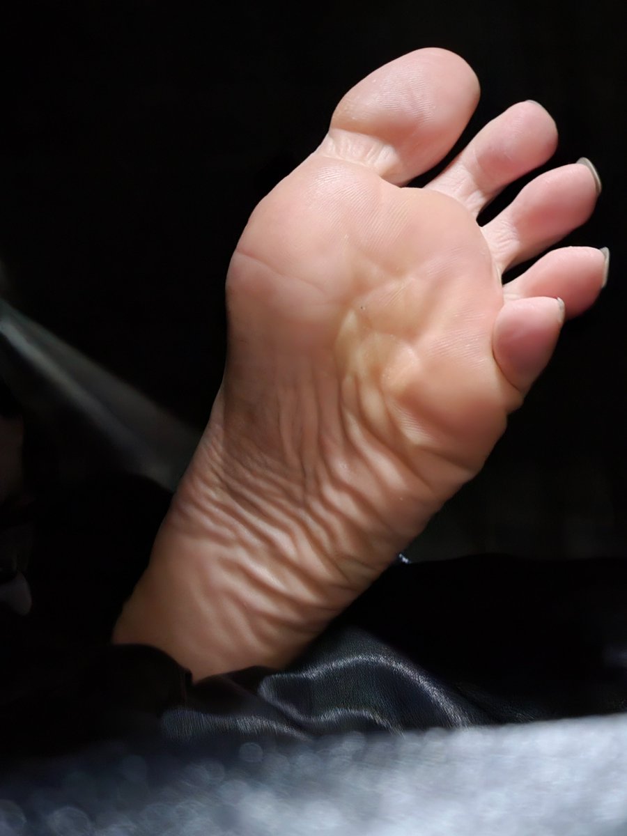 CrypticFootFan's tweet image. Good morning footstool. We know why you're here at my bedside: To lick the condensation off of my drain pipes. Yeah, I know what you want slut. Your thirsty ass wants to suck the droplets off water off of the side of my house. You dirty aphid