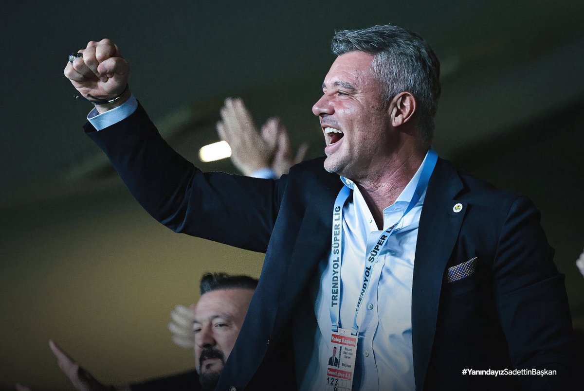 GlarungYedek's tweet image. Buradan pazarlık masalarında senelerimizi çalan eski yönetime ve artık bundan sonra Fenerbahçe’yi yönetmeyi aklının ucundan bile geçiren herkese; 3’ün 5’in pazarlığını uzatmadan hocanın istediği kanat transferini yarı finale yetiştirdi maçı aldı, istediği orta sahayı finale…