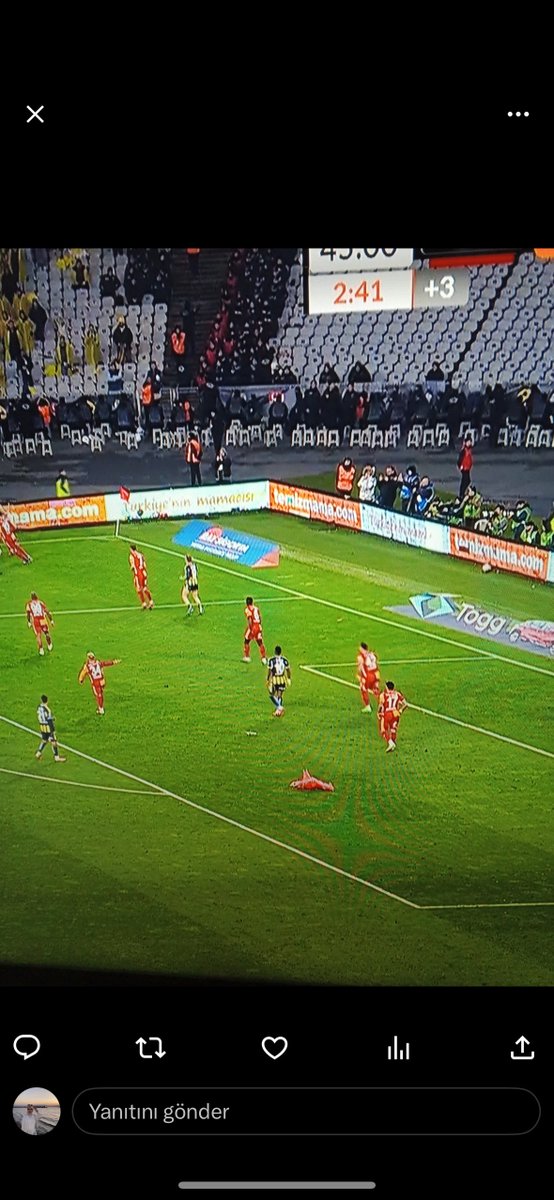 Yerdeki yağmurluğu torreira sandım kfşsncsöfnsönd

#FBvGS