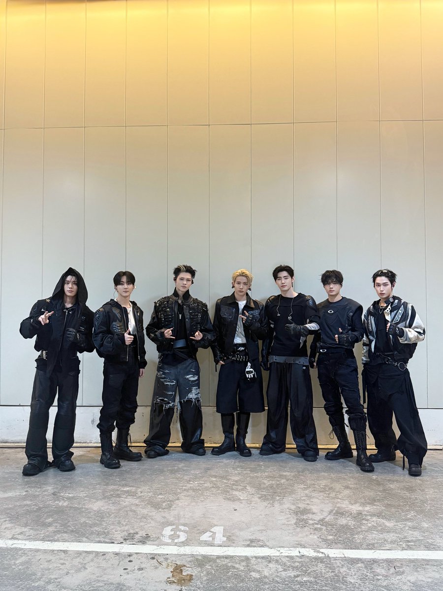 enhafashion's tweet image. [260110] 2026 40TH GOLDEN DISC AWARDS

ENHYPEN are wearing custom jackets and accessories by jisoon kim’s brand: hardworkup!

#ENHYPEN #엔하이픈